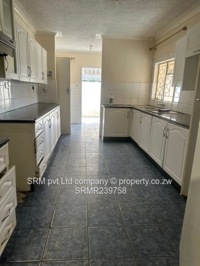 A family home to let in Zimre Park 
