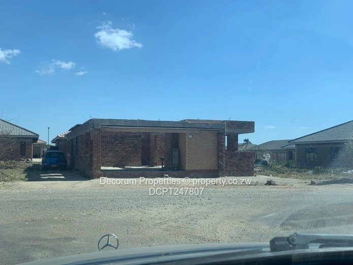 700 m² Nyabira Stand — Tarred Roadfront, Sewers & Water