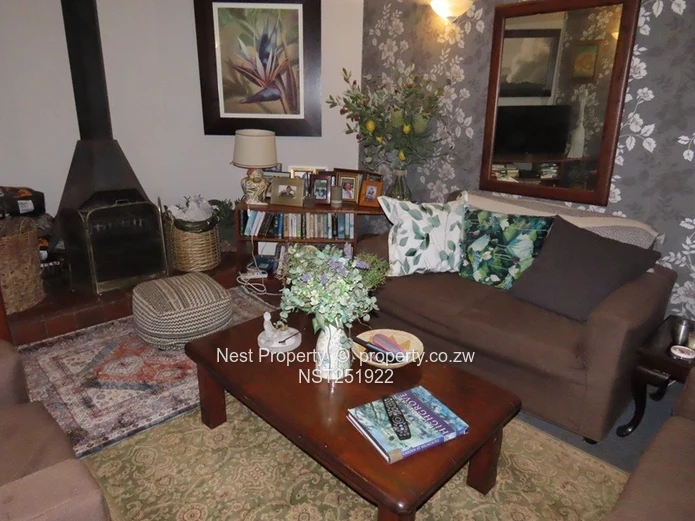 Charming Home + 2 Bed Cottage in Glen Lorne!