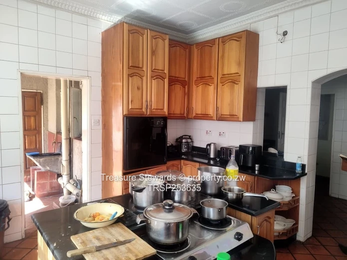 Elegant 4-Bed, 4-Bath Home in Westgate on 2000 m²