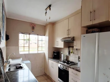 2 Bedroom Flat & Apartment