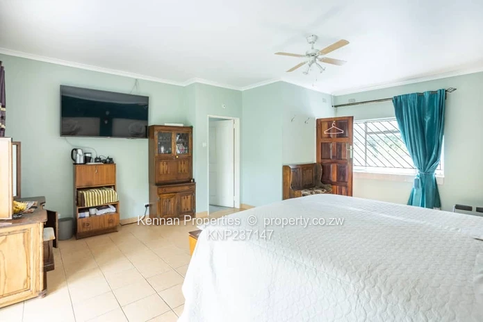 Executive 5 bedroom home with 3 bed cottage in prime area! (Sole Mandate)