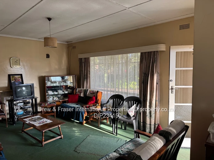 Mabelreign 3-Bed Home on 925m² with Staff Quarters