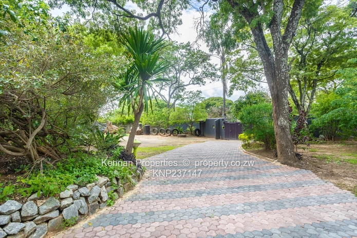 Executive 5 bedroom home with 3 bed cottage in prime area (Sole Mandate)