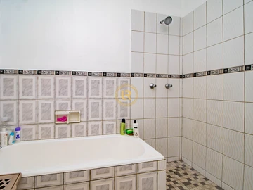 2 Bedroom Flat & Apartment