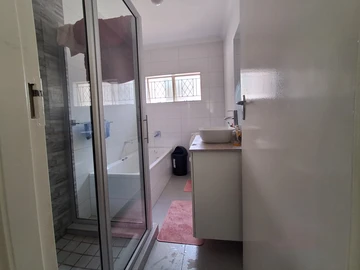 3 Bedroom Flat & Apartment