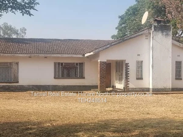 Captivating house in Norton: 5 bedrooms with main ensuite,lounge,kitchen,pantry,Walled and gated on 