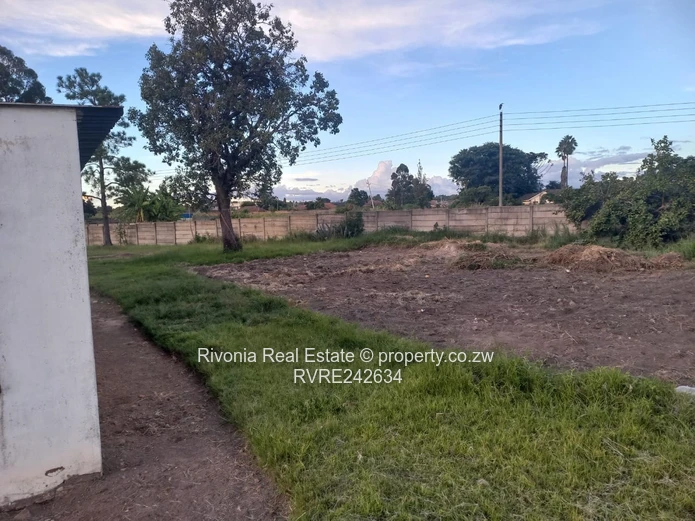 Hatfield: 4-Bed Home on 4300m² — Garage & Fireplace