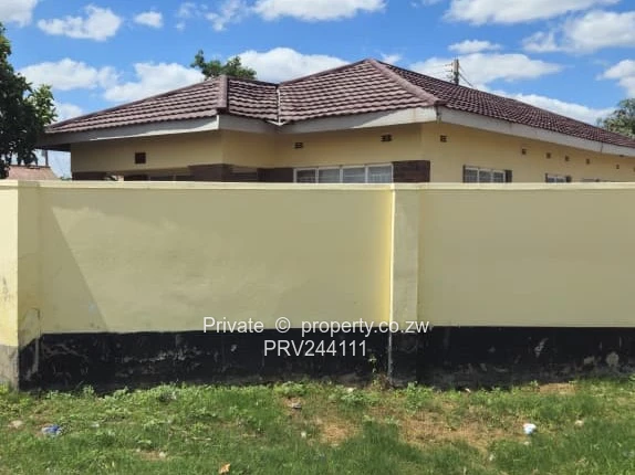New 5-Bed Chitungwiza Home, Brick & Walled Yard, Fully serviced area (Sole Mandate)