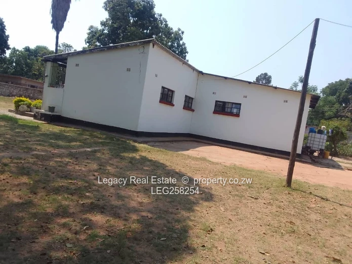 Spacious 4051m² Hatfield Stand — House on Tarred Road