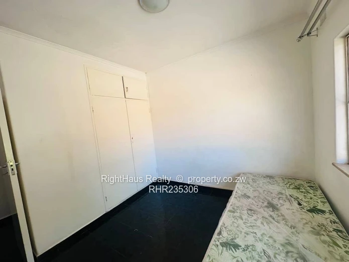 Executive 4 Bedroom Residence In Prime Hillside Location