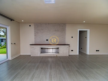 4 Bedroom Flat & Apartment