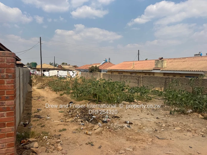 300m² Stand with Main Road Frontage in Damofalls