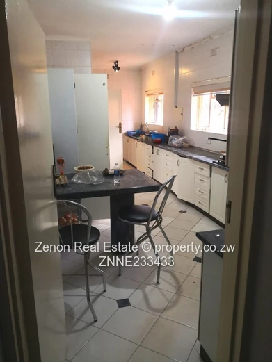 4bedroom house with main ensuite plus a self contained guest wing in Greystone park,4612sqm ,deed