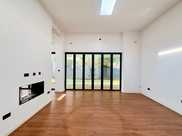 4 Bedroom Flat & Apartment