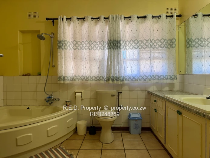 Private Retreat In Douglasdale!