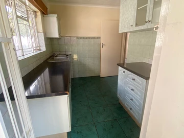 2 Bedroom Flat & Apartment