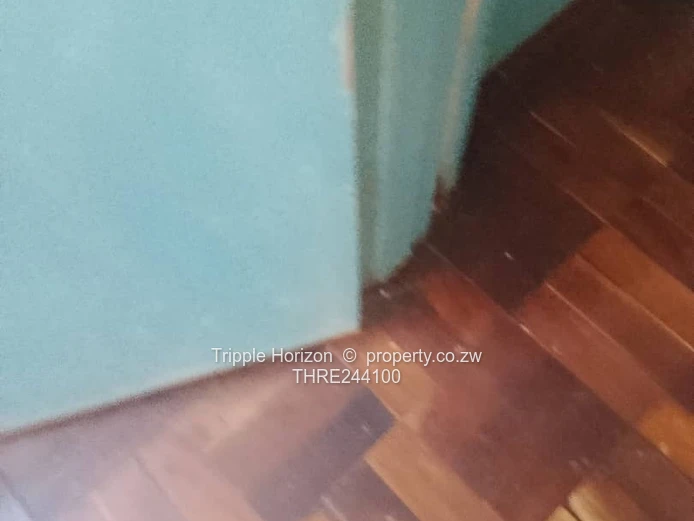 Chadcombe 3-Bed Family Home on 4000m² with 2 cottages& double Garage.