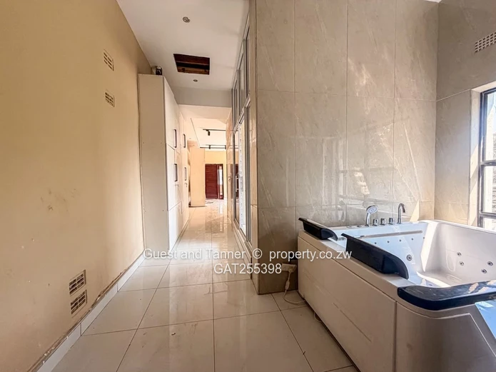 EMERALD HILL | SUBSTANTIAL 5-BEDROOM RESIDENCE ON 2000m²