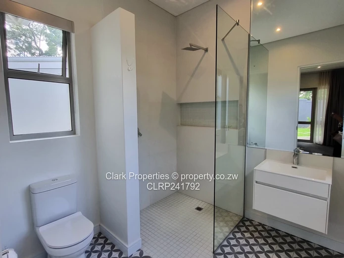 Refined Off-Grid Living in an Exclusive, Upmarket Complex!