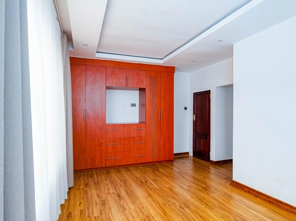 5 Bedroom House