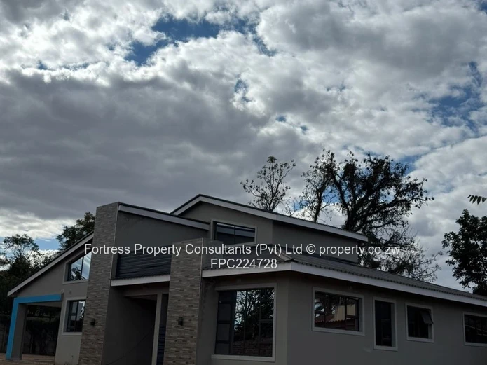 Luxurious 4-Bedroom Townhouse with Pool in great neighborhood