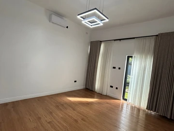 4 Bedroom Flat & Apartment