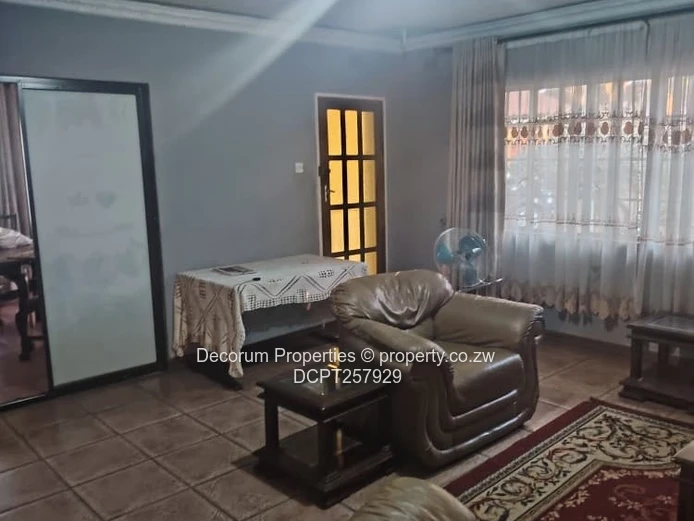 Spacious 5-Bed Zimre Park Home with Borehole & Solar (Sole Mandate)