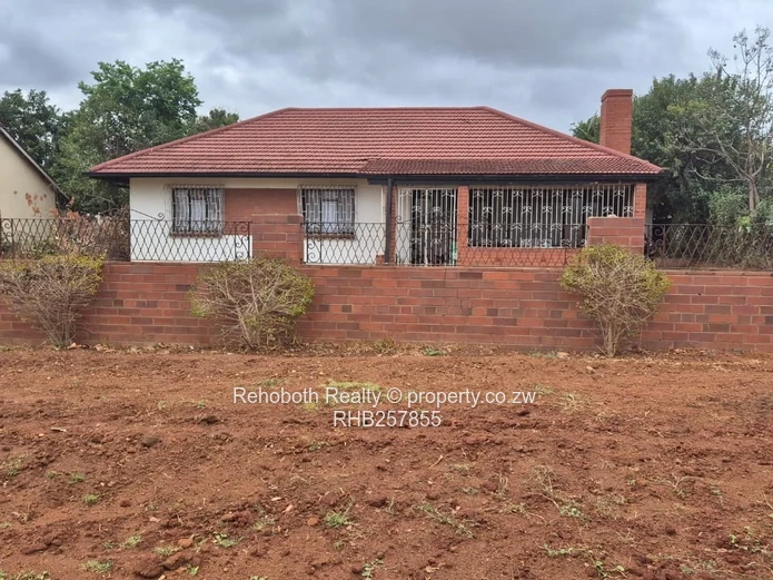 Braeside 3-Bed Home - 800m², Garden & Staff Quarters