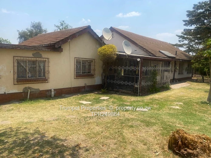 Spacious 5-Bed Family Home on 4,314m² with Pool – Hatfield