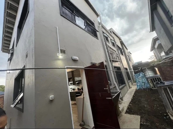 4 Bedroom Flat & Apartment