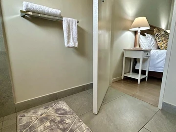 2 Bedroom Flat & Apartment