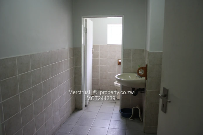 Spacious factory/warehouse