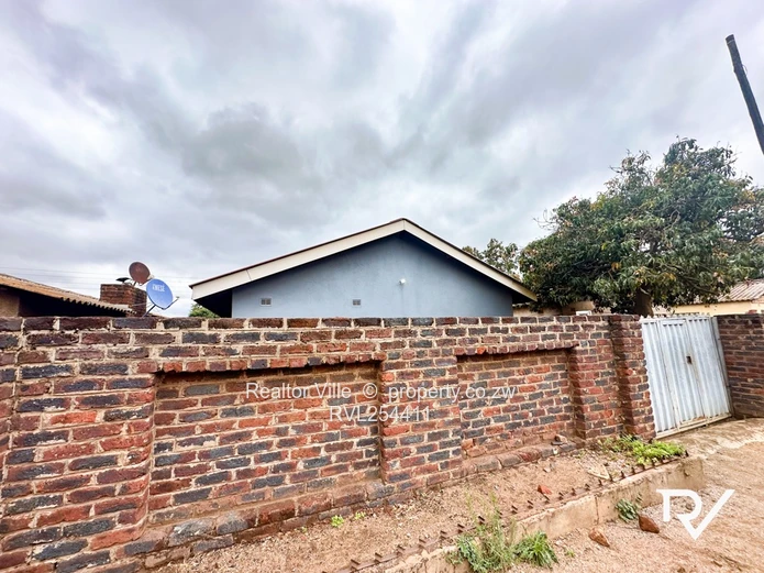 Walled & Gated 5-Bed Home in Warren Park – Borehole
