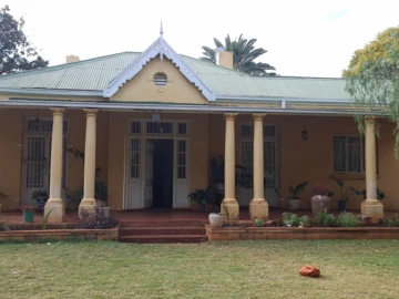 Prime Potential: Ideal for Business or Family Living!