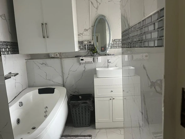 2 Bedroom Flat & Apartment