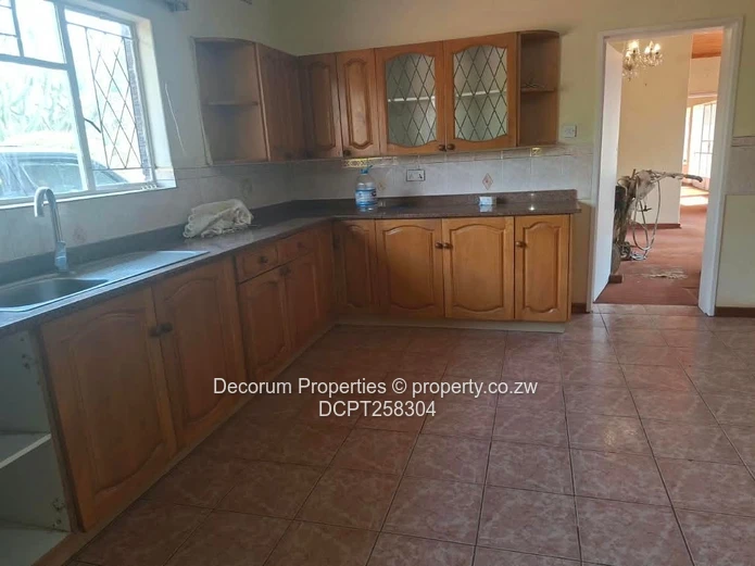 Highlands 5-Bed Home — Borehole, Garden & Fireplace