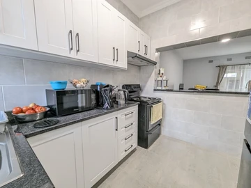 2 Bedroom Flat & Apartment