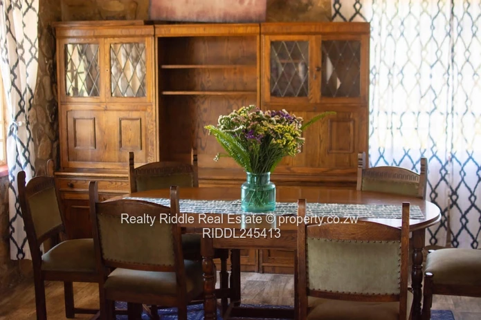 Nyanga Thatched Stone Lodge — Fireplace, AC & Wi-Fi