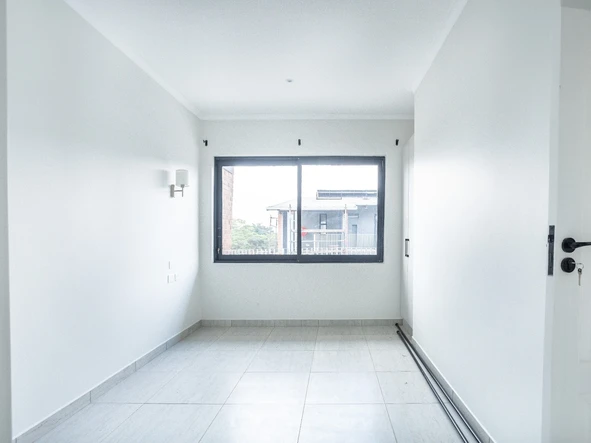 2 Bedroom Flat & Apartment