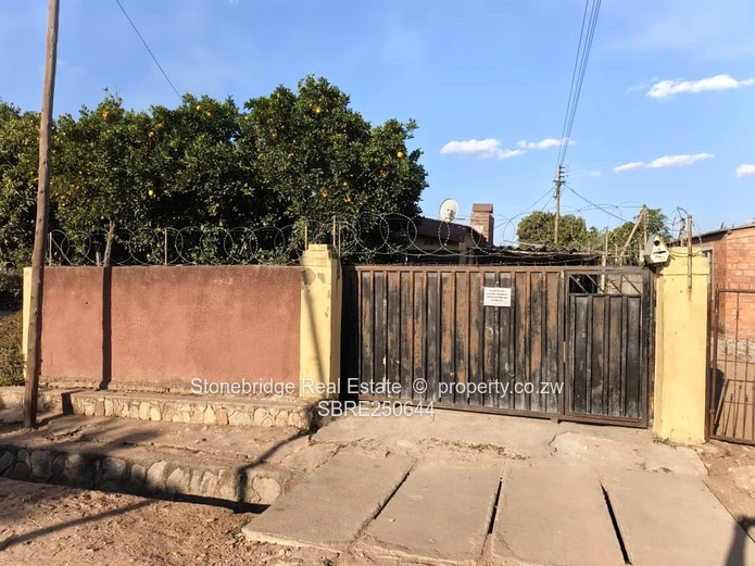 3 Bedroom House in Lobengula West For Rental