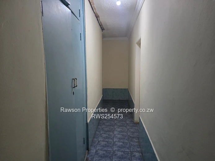 Glen Lorne: 5-Bed Family Home on 5965m² — Pool & Borehole (Sole Mandate)