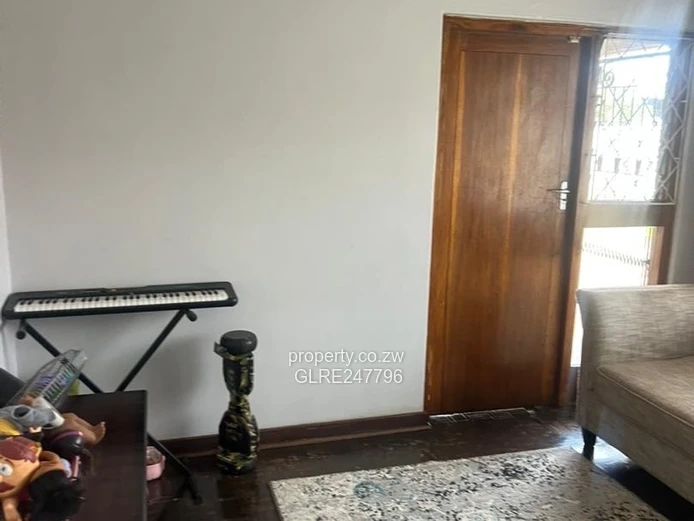Eastlea 4-Bed Bungalow on 1700m² with Borehole & Lawn