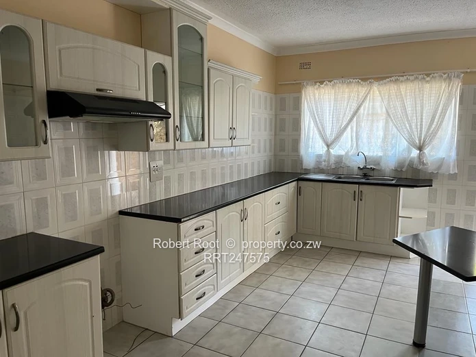 4 bed family home in Zimre Park