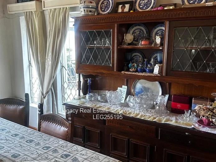 Greystone Park: 4-Bed on 4000m² with Double Garage