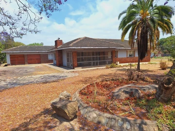Strategically positioned house in a cul-de-sac street . . .