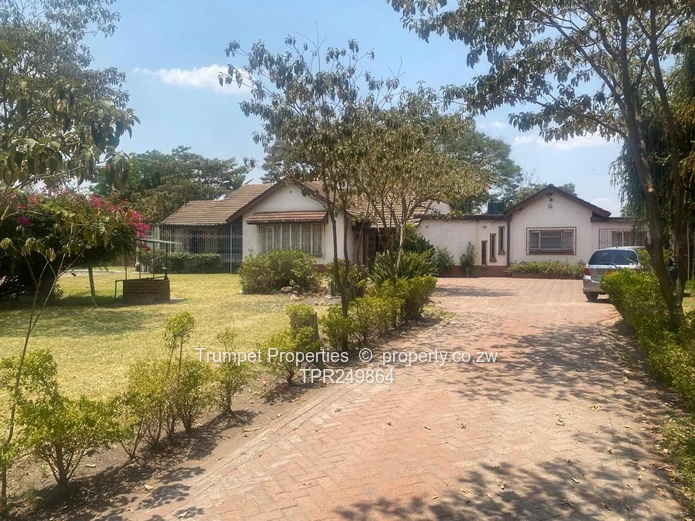 Spacious 5-Bed Family Home on 4,314m² with Pool – Hatfield
