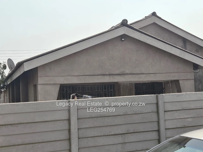 7-Bed Family Home Budiriro - with Community Borehole & Securely Walled (Sole Mandate)