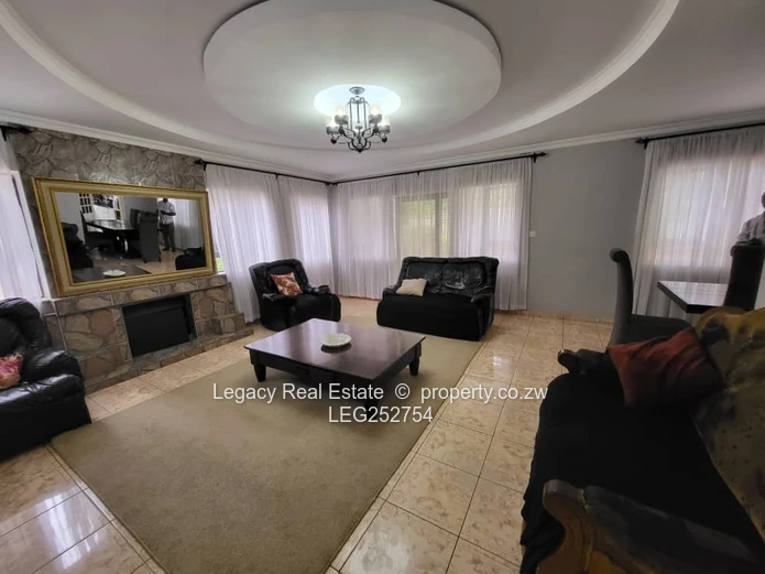 Strathaven 4-Bed Home 340m² - Pool, Borehole & Solar
