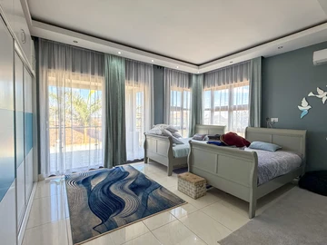 6 Bedroom House
